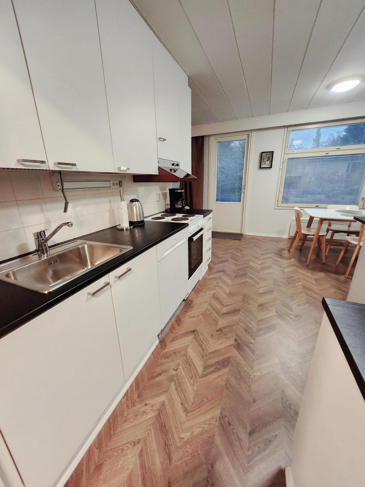 Rauhallinen Kolmio, Autokatospaikka Apartamento